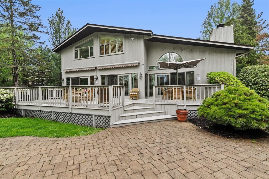 25 Laurus Ln, Newton
