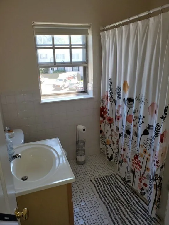 31 Lake Shore Ct, Brighton