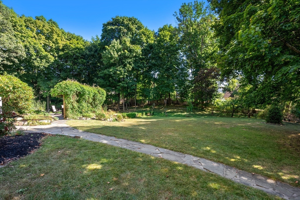 62 Old River Pl, Dedham