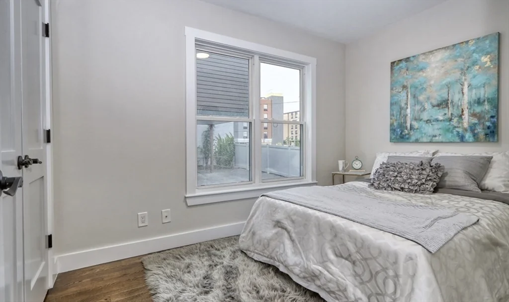 15 W Bellflower, Dorchester