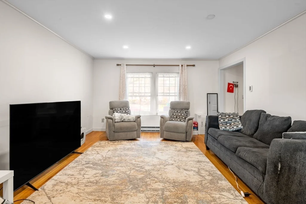 9 Town House Dr, Newtonville