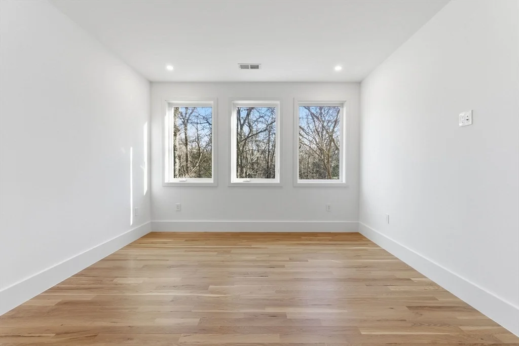 82 Louise Rd, Chestnut Hill