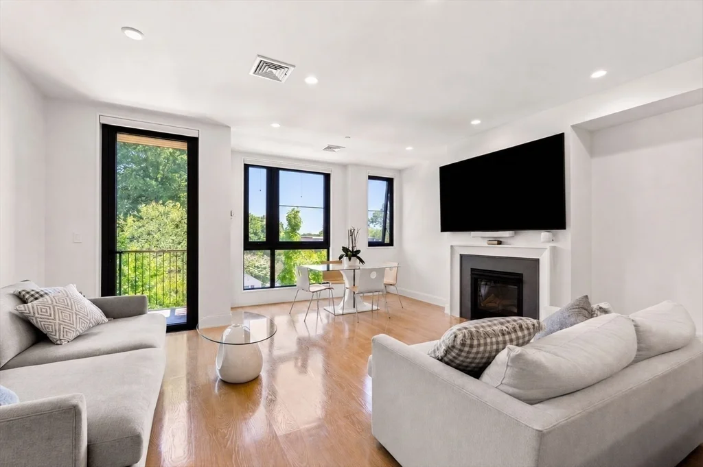 100 Linden St, Wellesley