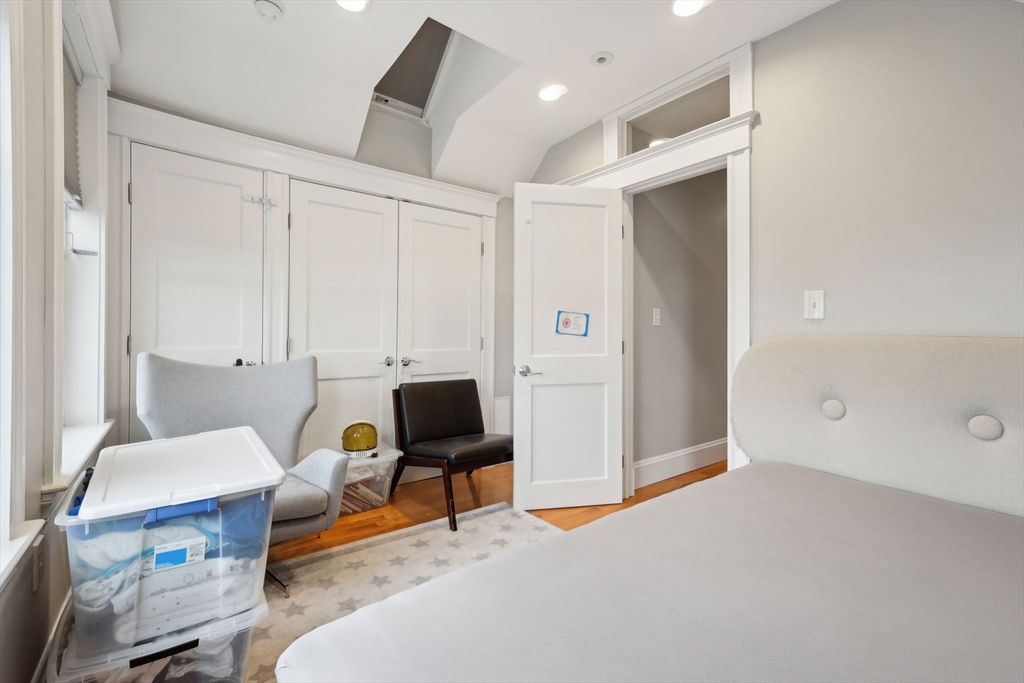 18 Hamilton Rd, Somerville