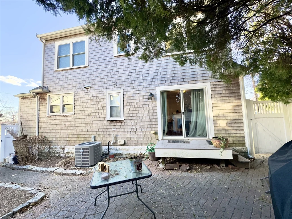 8 Fox Point, Dorchester