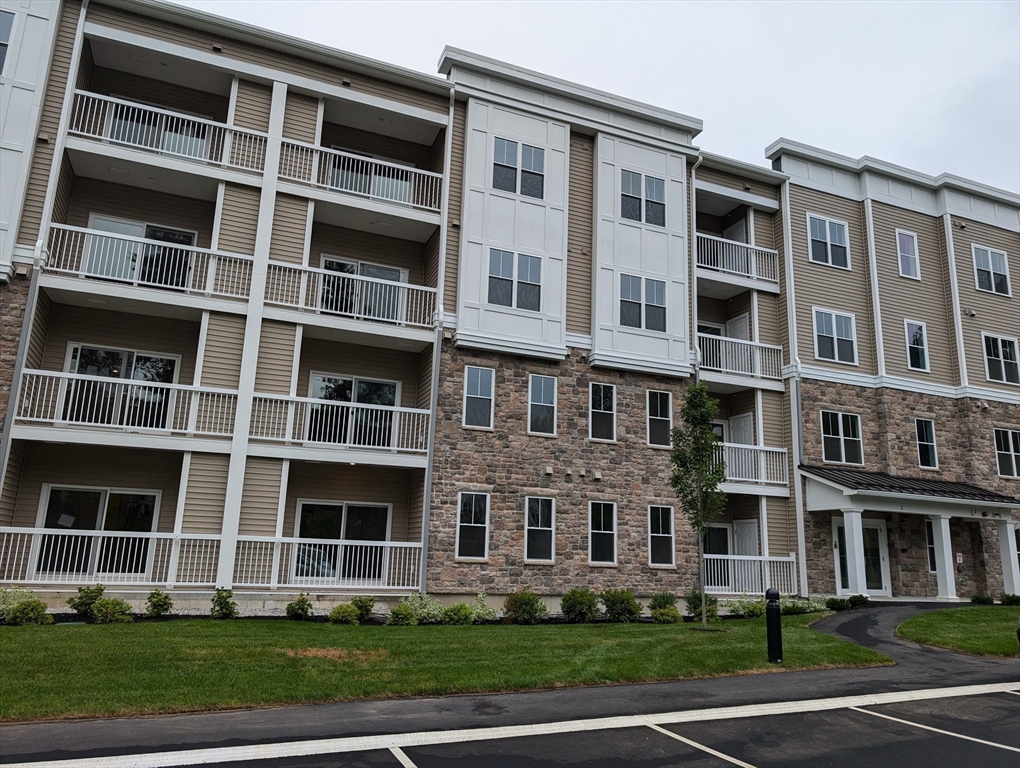 2 Winslow Ln, North Grafton