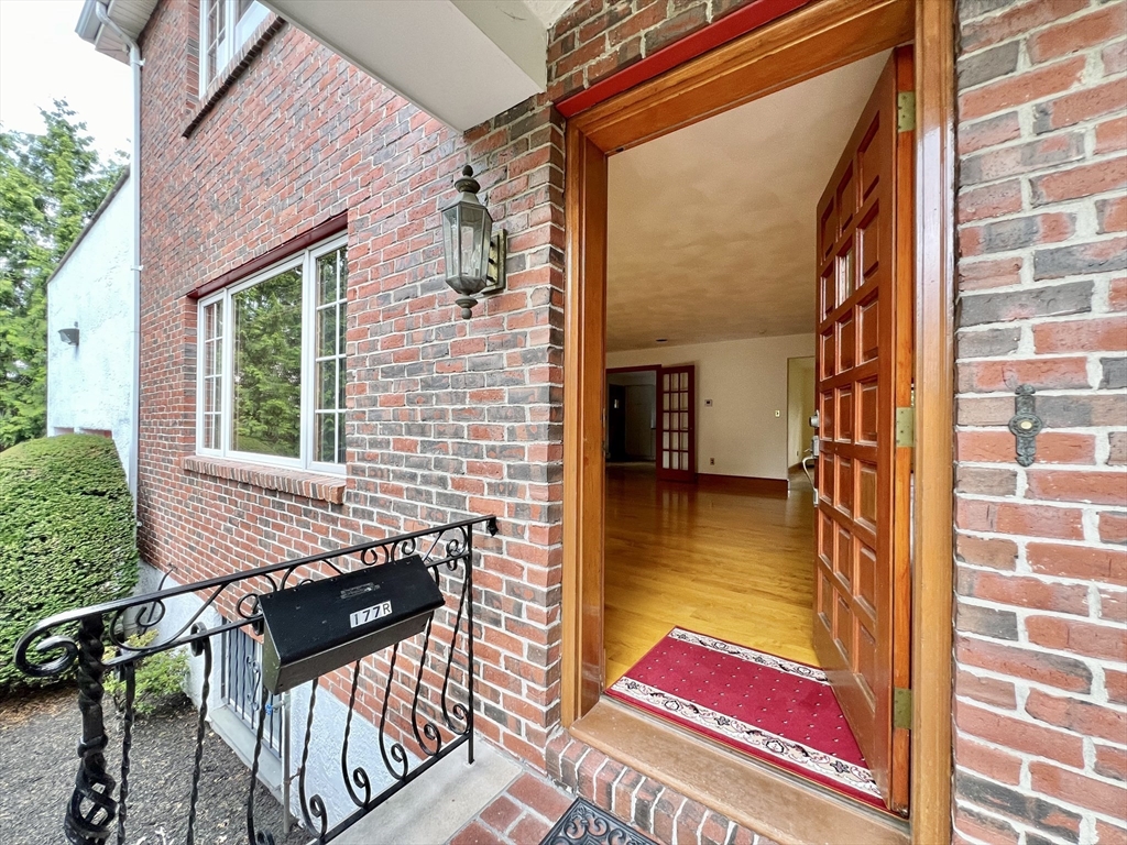 177 R Faneuil St, Oak Square