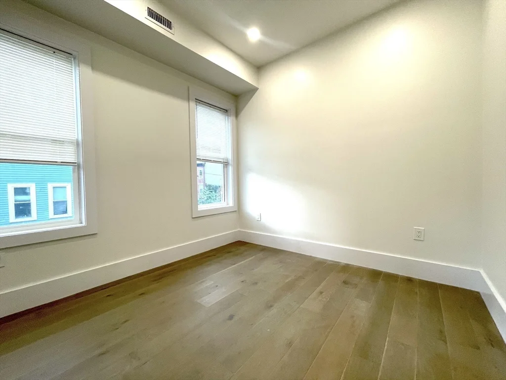 16 Delle Ave, Mission Hill