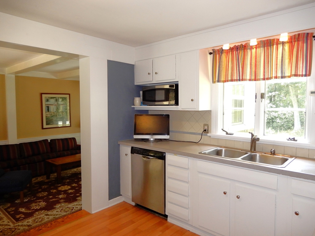 9 Fleetwood Dr, Norfolk