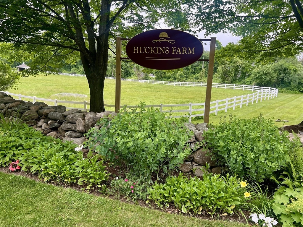 8 Stonegate Ln, Bedford