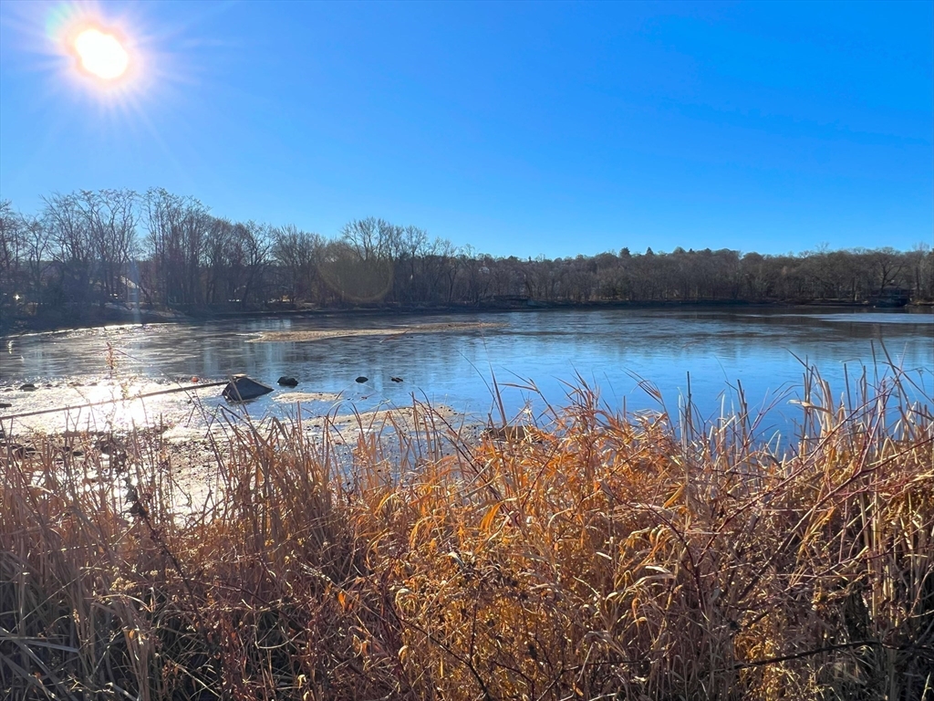 2 Colonial Village Dr, Arlington Heights