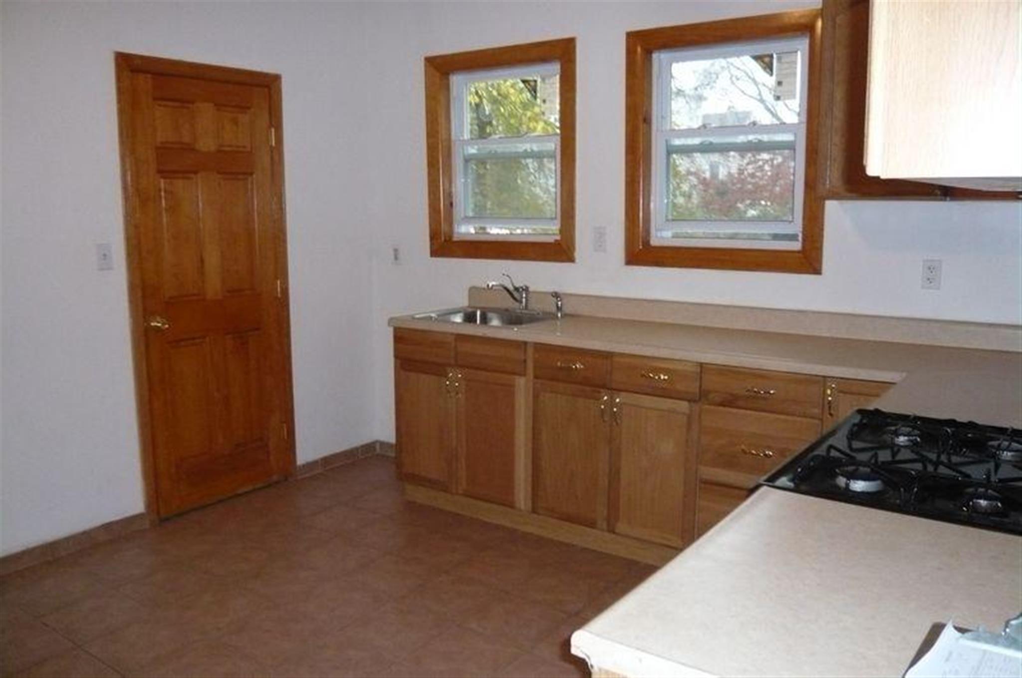 3 bed, 1 bath apartment for rent at 14-16 Clark St Unit 1, Union Square — photo 2 of 14