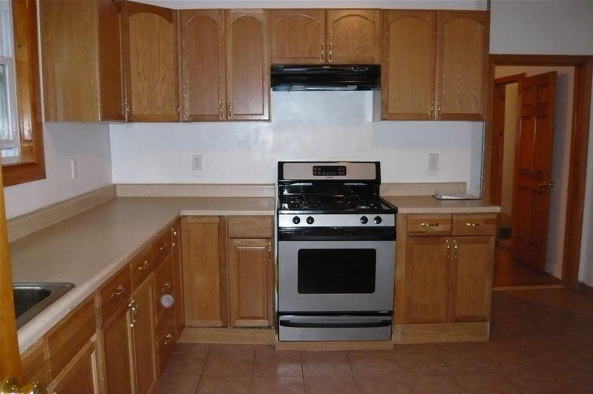 3 bed, 1 bath apartment for rent at 14-16 Clark St Unit 1, Union Square — photo 3 of 14