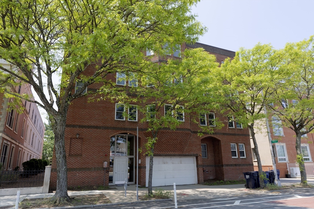 2456 Massachusetts Ave, North Cambridge