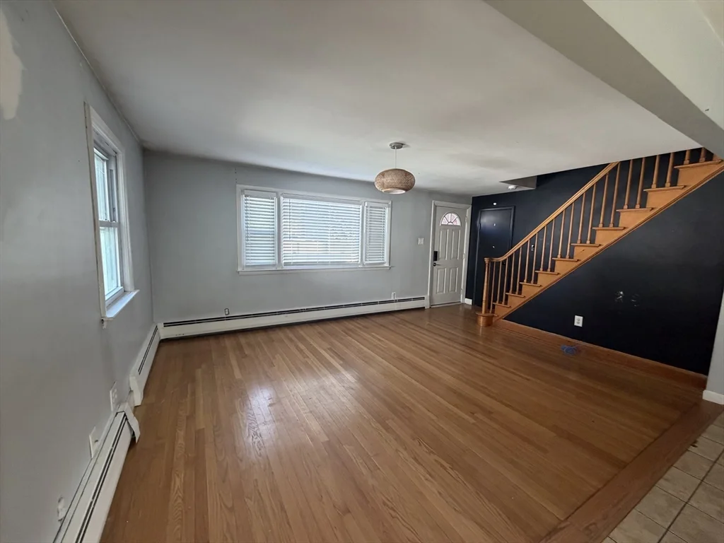 89 Bunker Hill Ave, Lowell