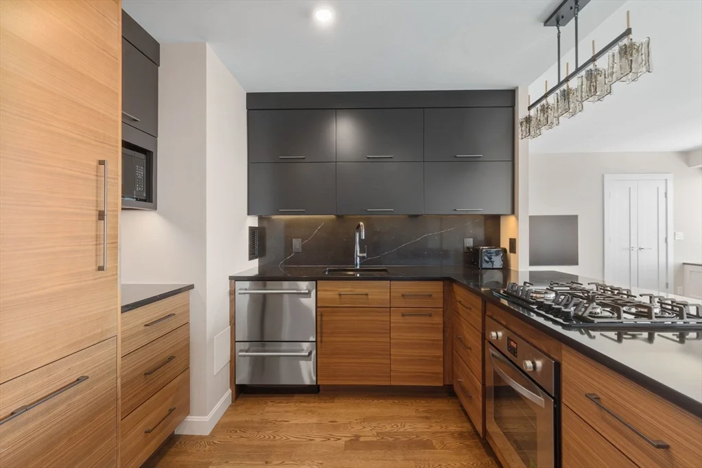 85 E India Row, Waterfront