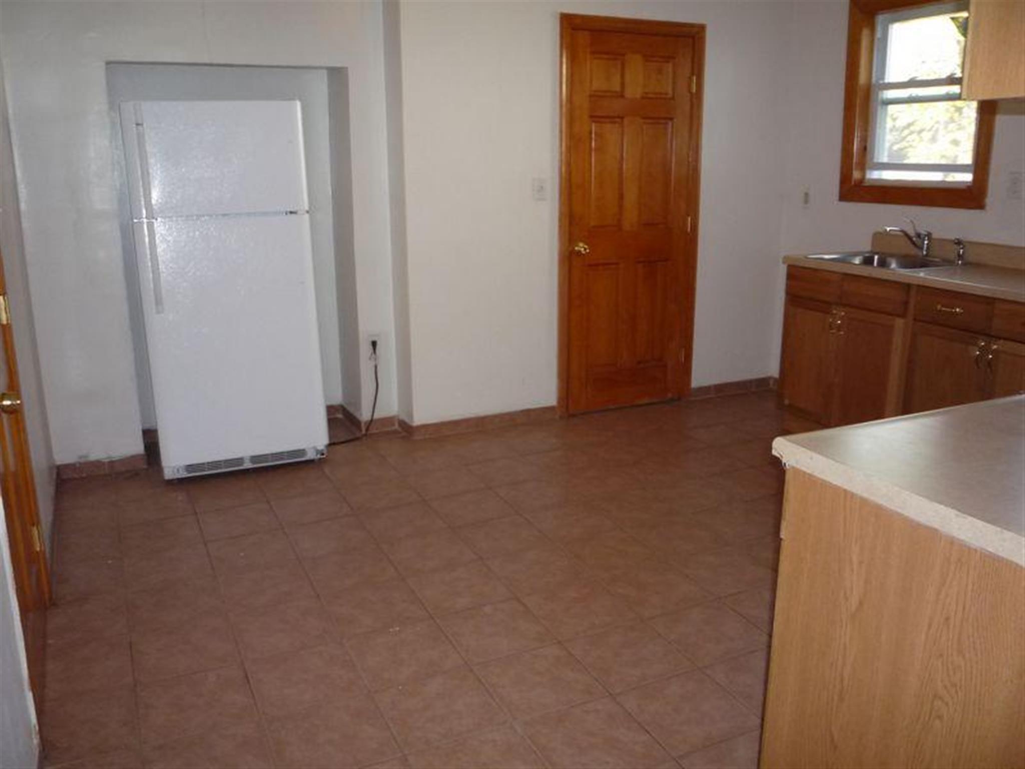 3 bed, 1 bath apartment for rent at 14-16 Clark St Unit 1, Union Square — photo 4 of 14