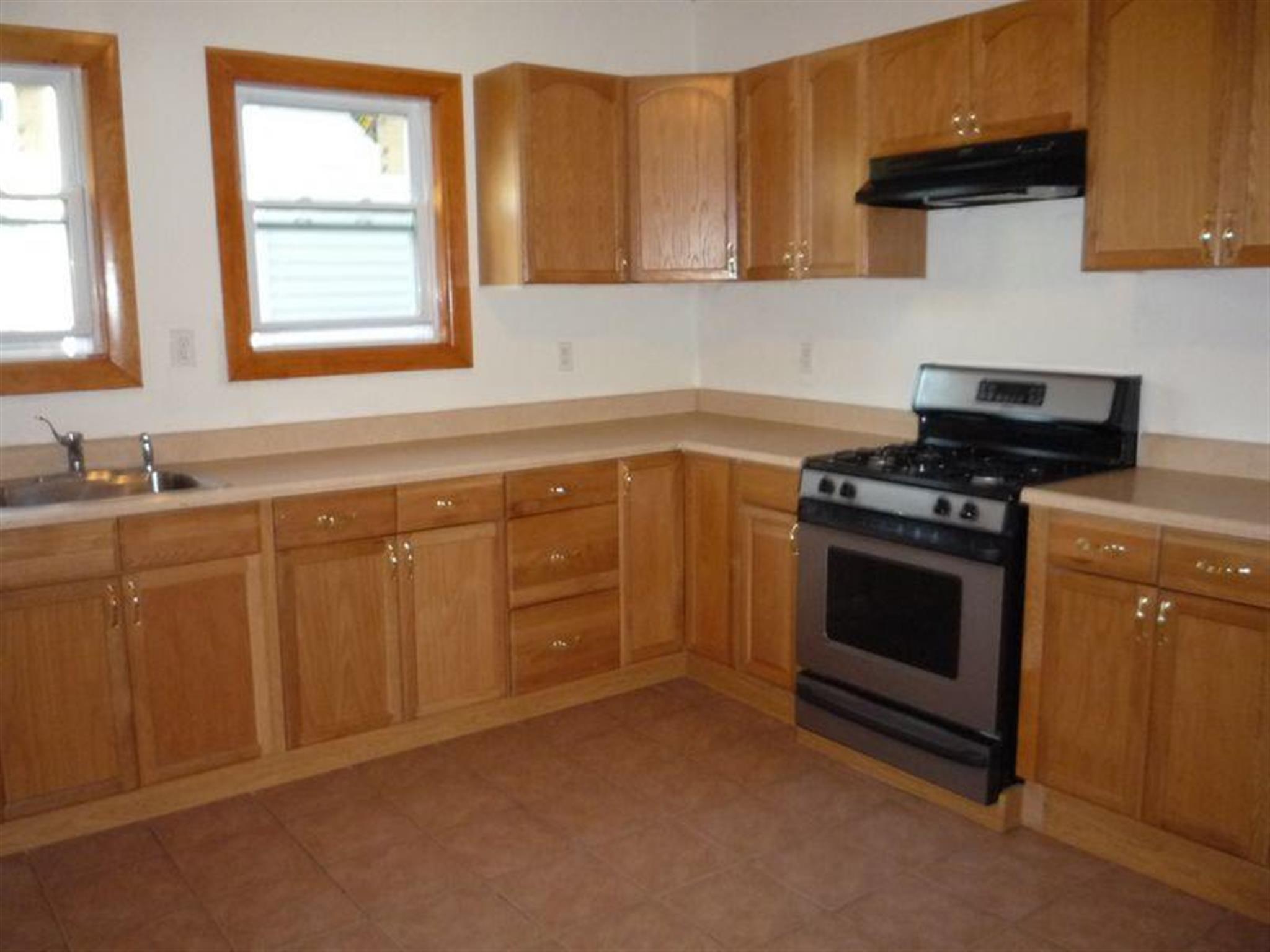 3 bed, 1 bath apartment for rent at 14-16 Clark St Unit 1, Union Square — photo 1 of 14