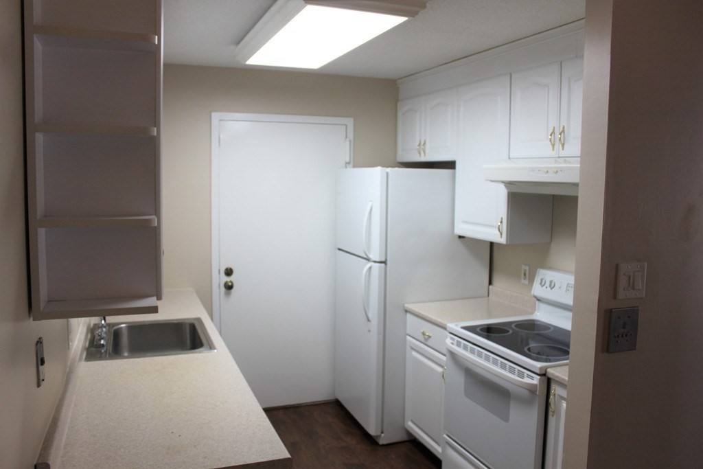 14 Village Green Ln, Natick