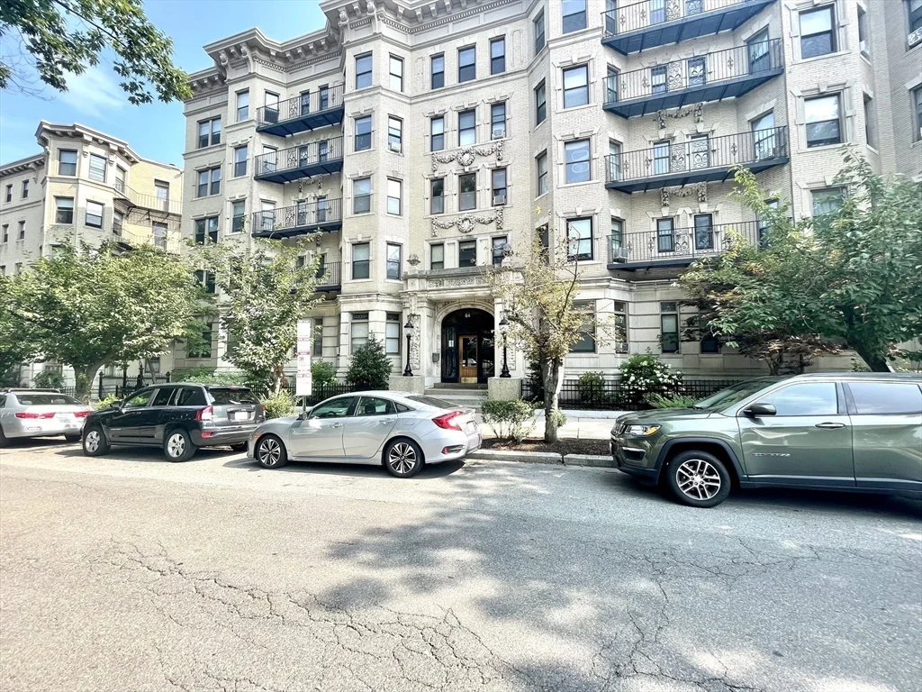 64 Charlesgate E, Fenway