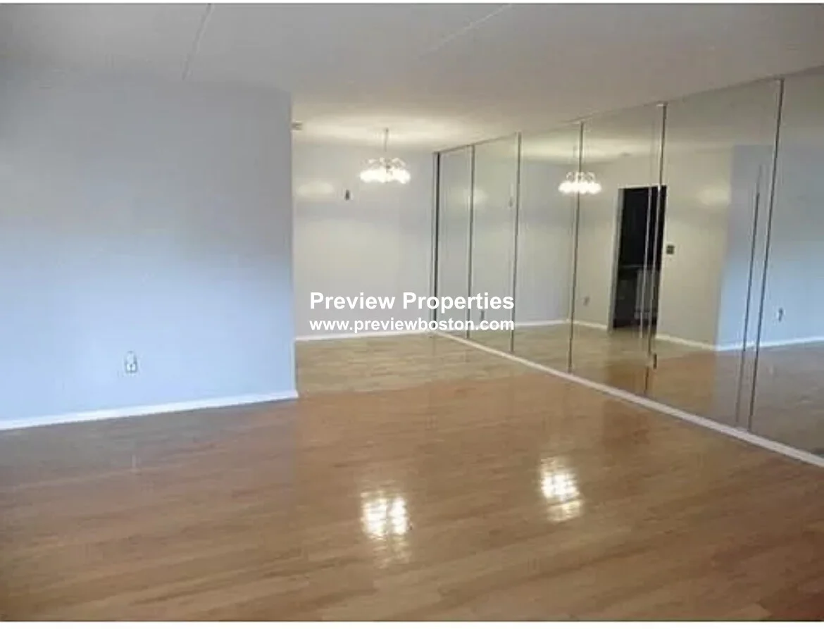 50 Broadlawn Park, Chestnut Hill
