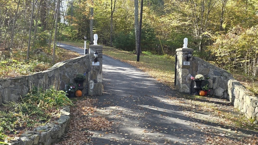 85 Burlingame, Charlton