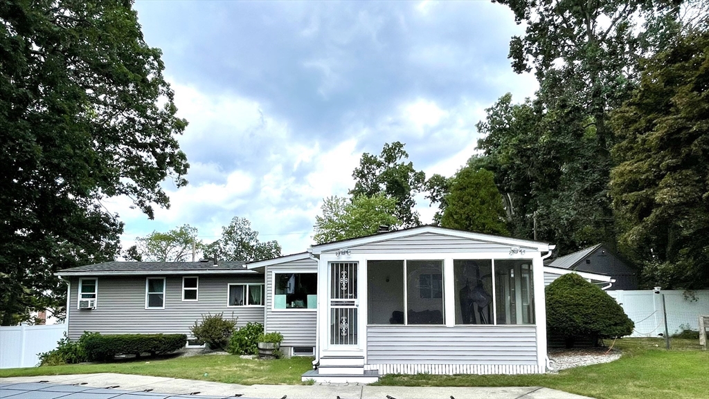 34 Hillside Dr, Shrewsbury