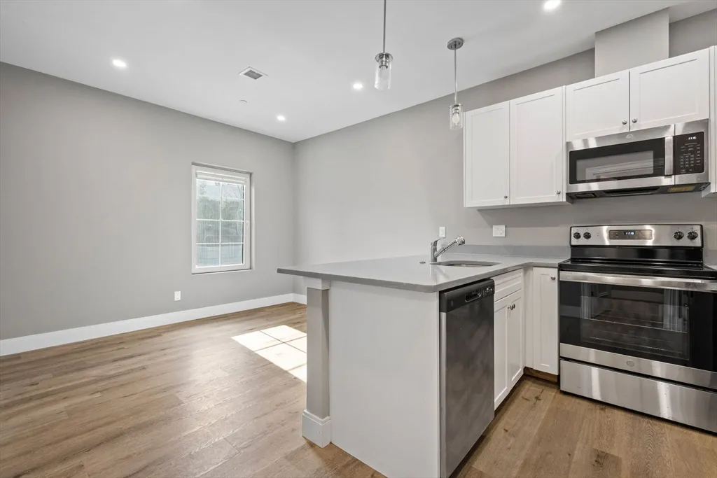 3 Burke Ln, Wellesley