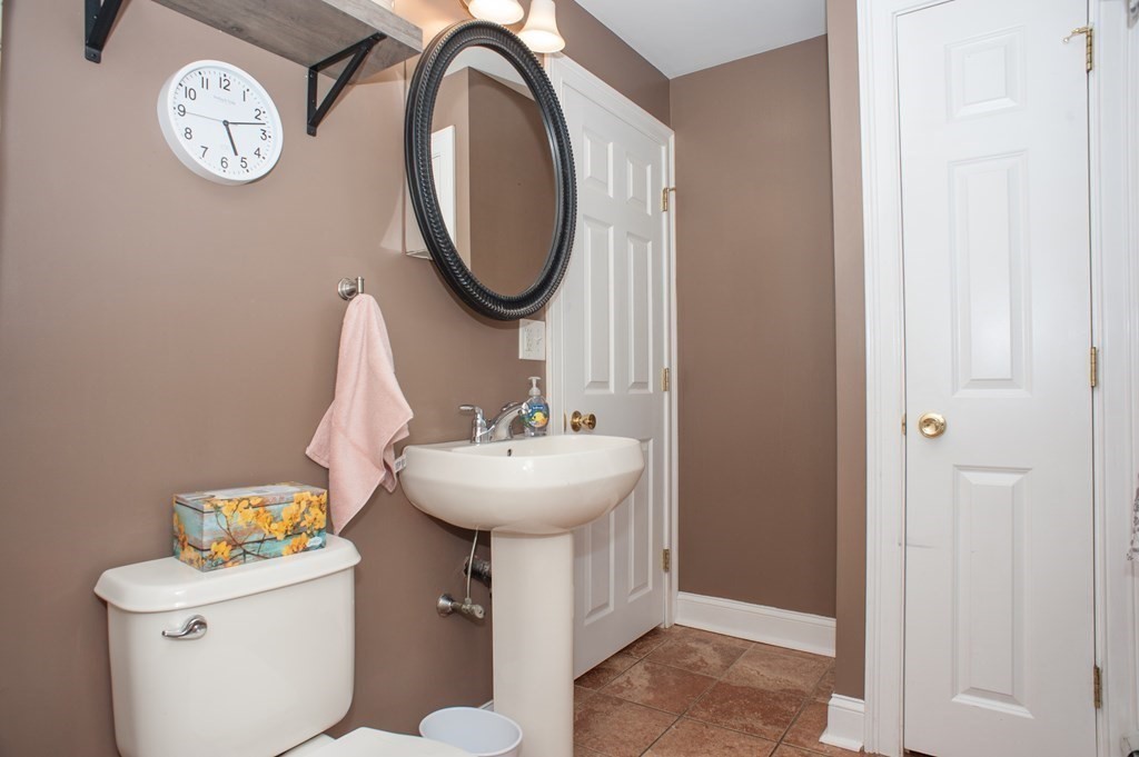 123 N Main St, Uxbridge