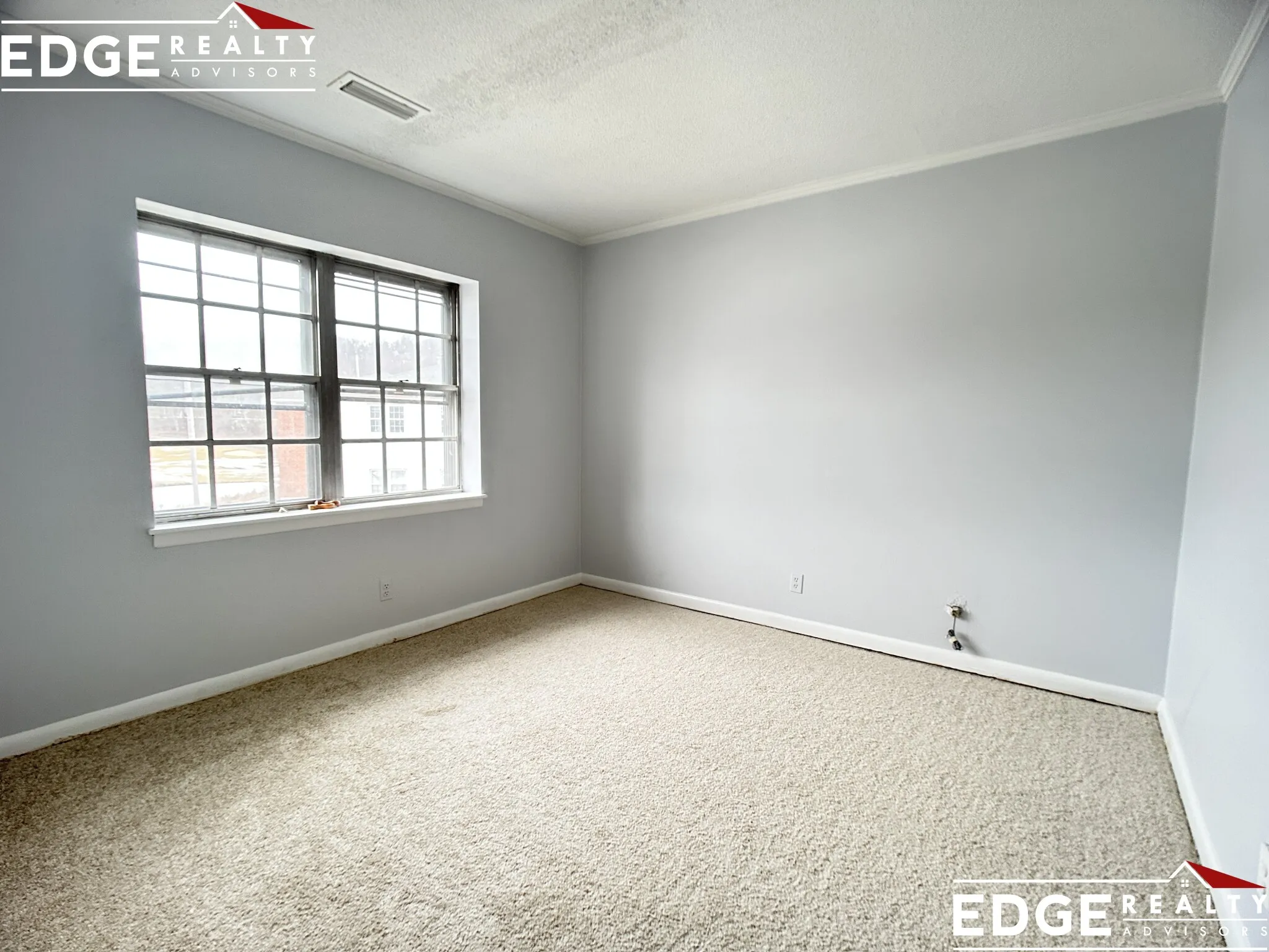 180 Lake Shore Rd, Oak Square