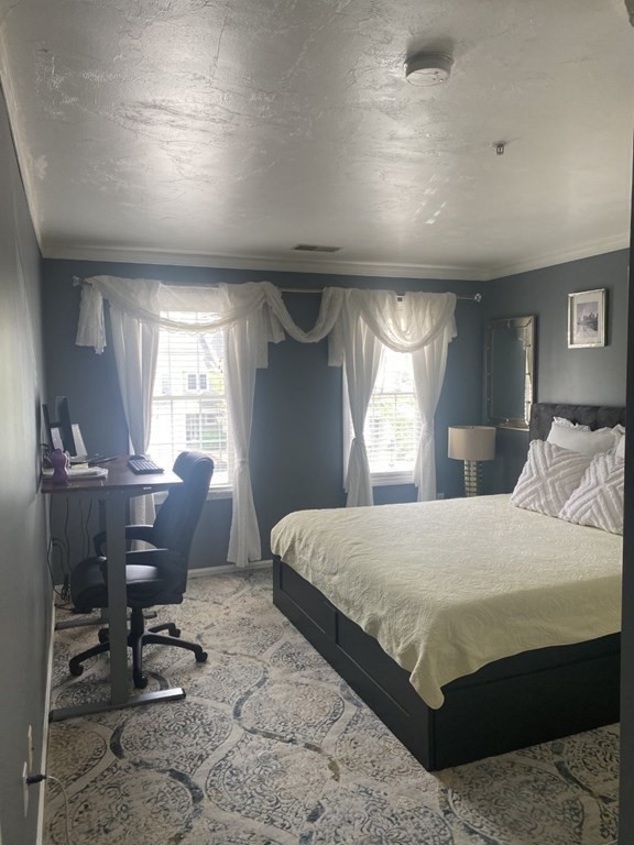 60 Village Dr, Quincy