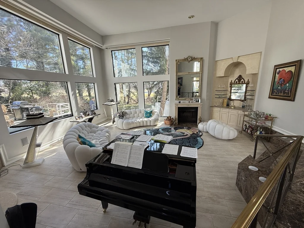 132 Yarmouth Rd, Chestnut Hill