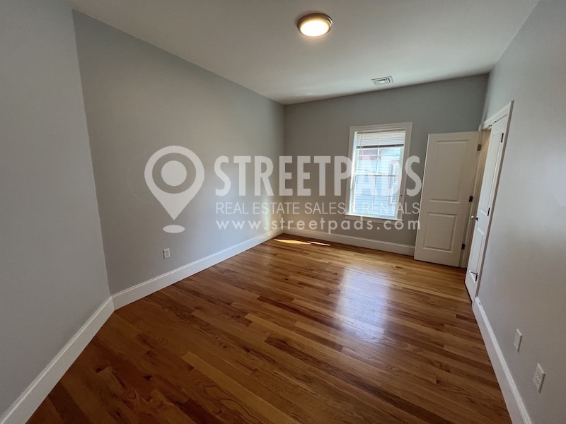 8 Islington St, Allston