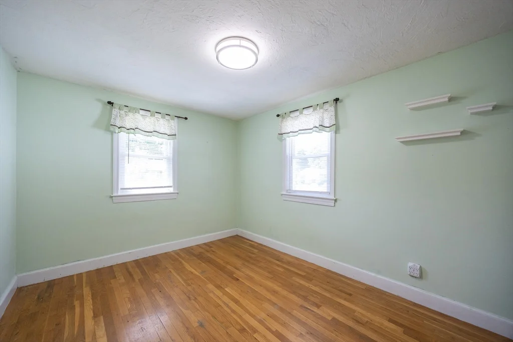 22 Suffolk Rd, Sharon