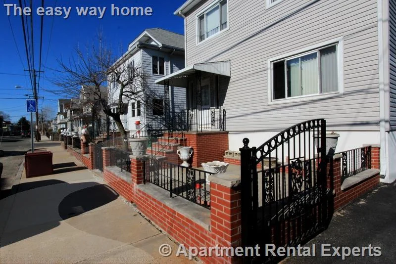 122 Willis Ave, Tufts