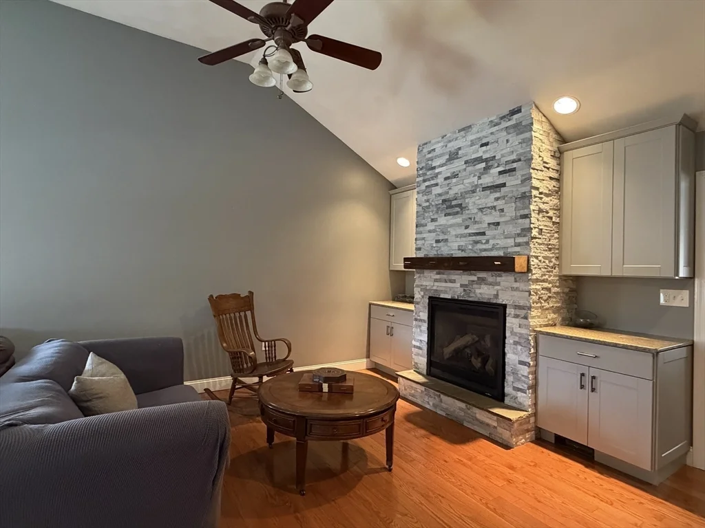 81 N Main St, North Bellingham