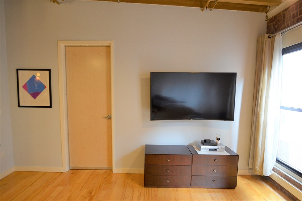 111 Beach, Leather District