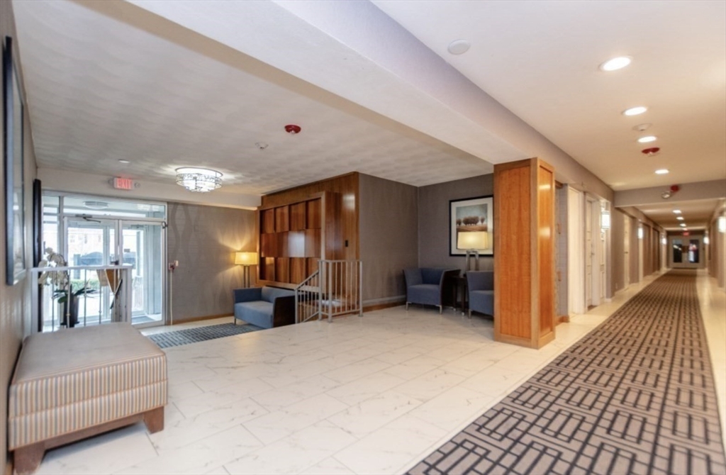 10 Hammond Pond Pkwa, Chestnut Hill