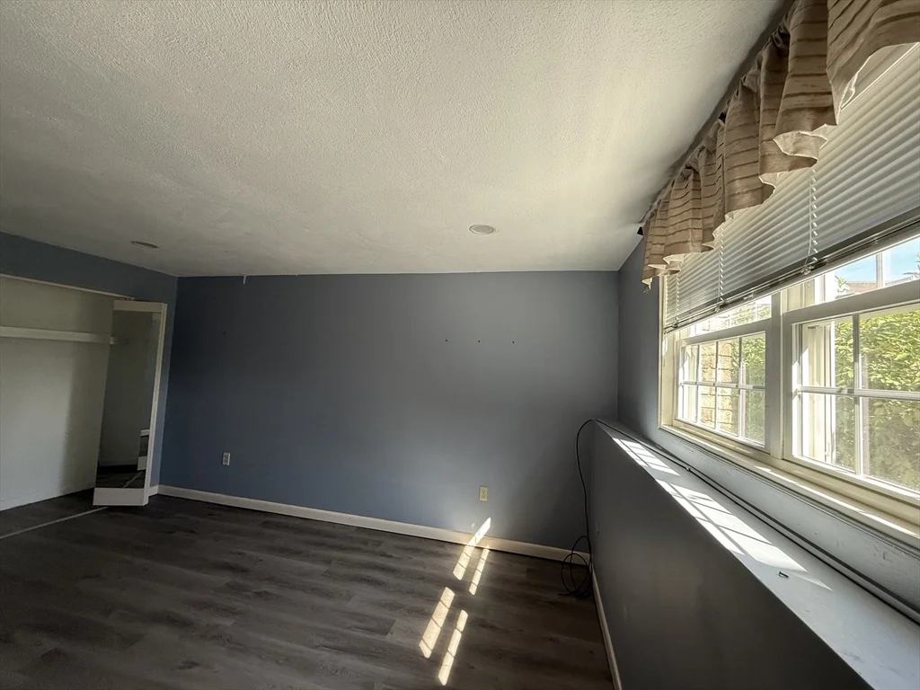 12 Williamsburg Ct, Shrewsbury