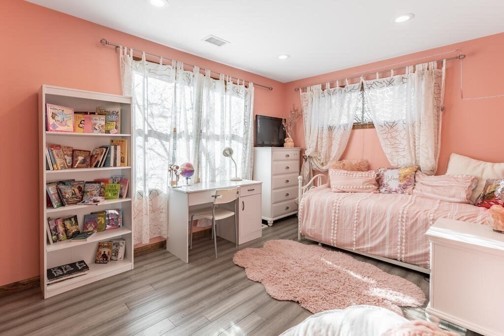 709 Hammond St, Chestnut Hill