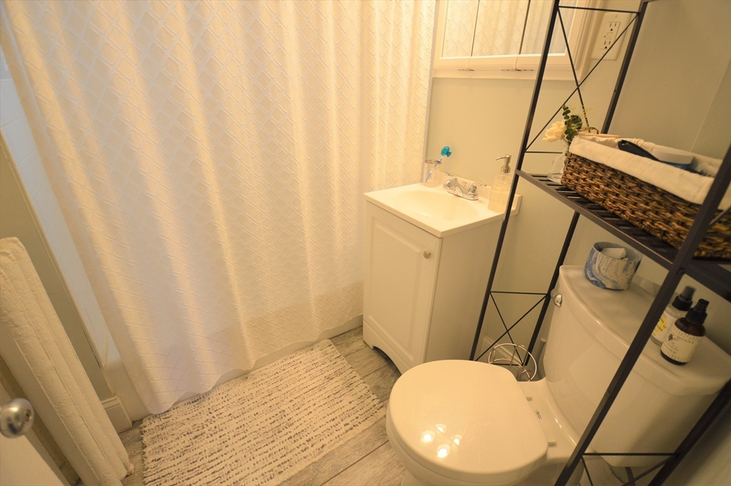 14 Breck Ave, Oak Square