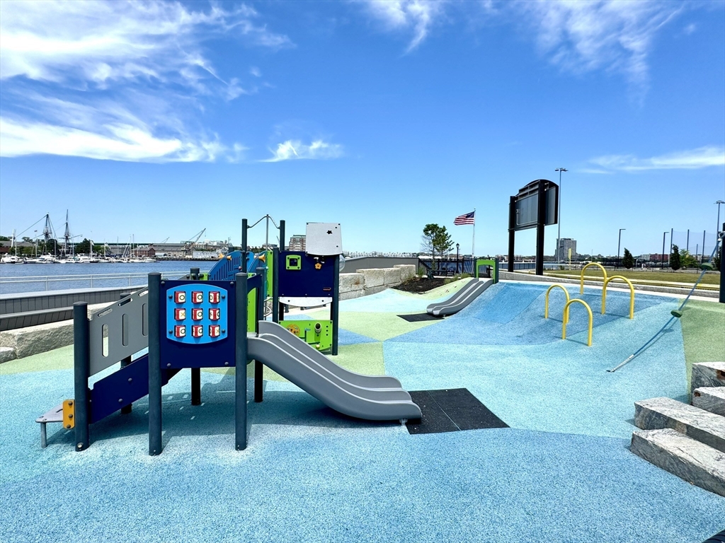 560 Commercial St, North End