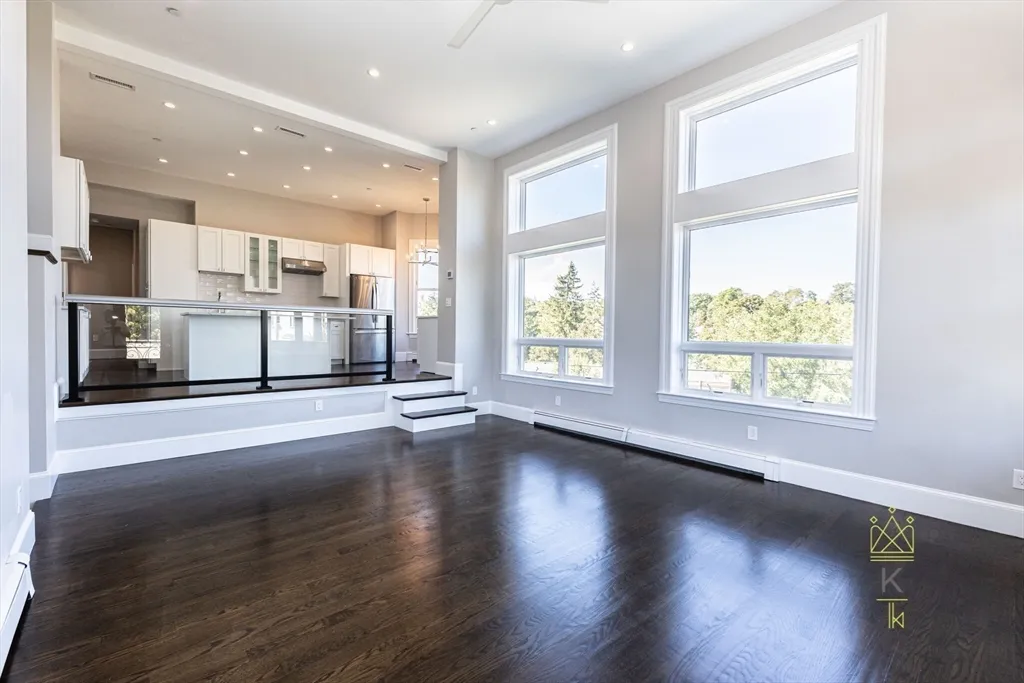 85 Regent St, Roxbury