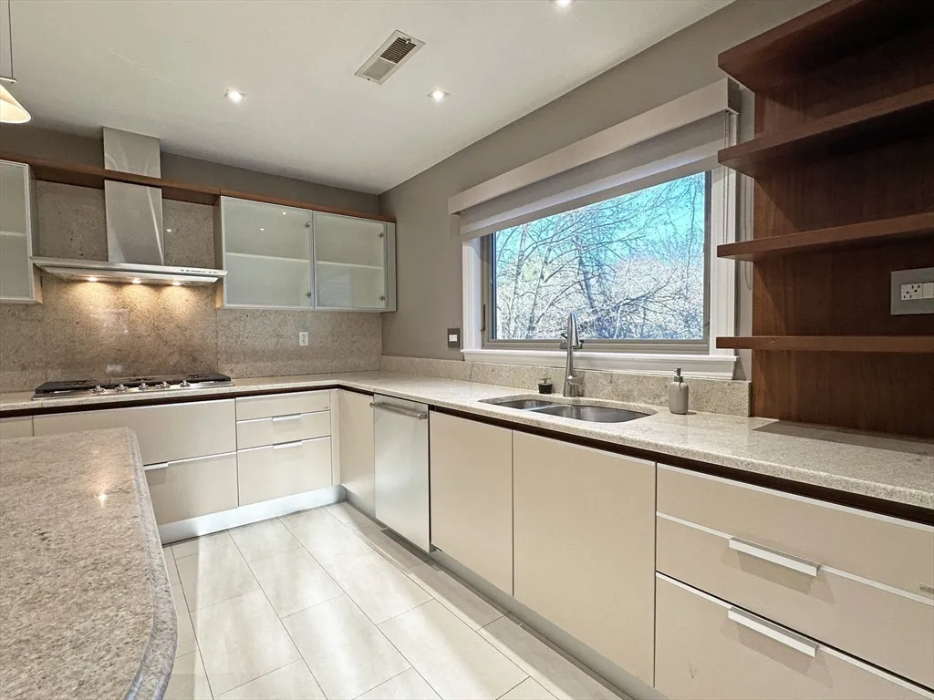 6 Brownson Ter, Jamaica Plain