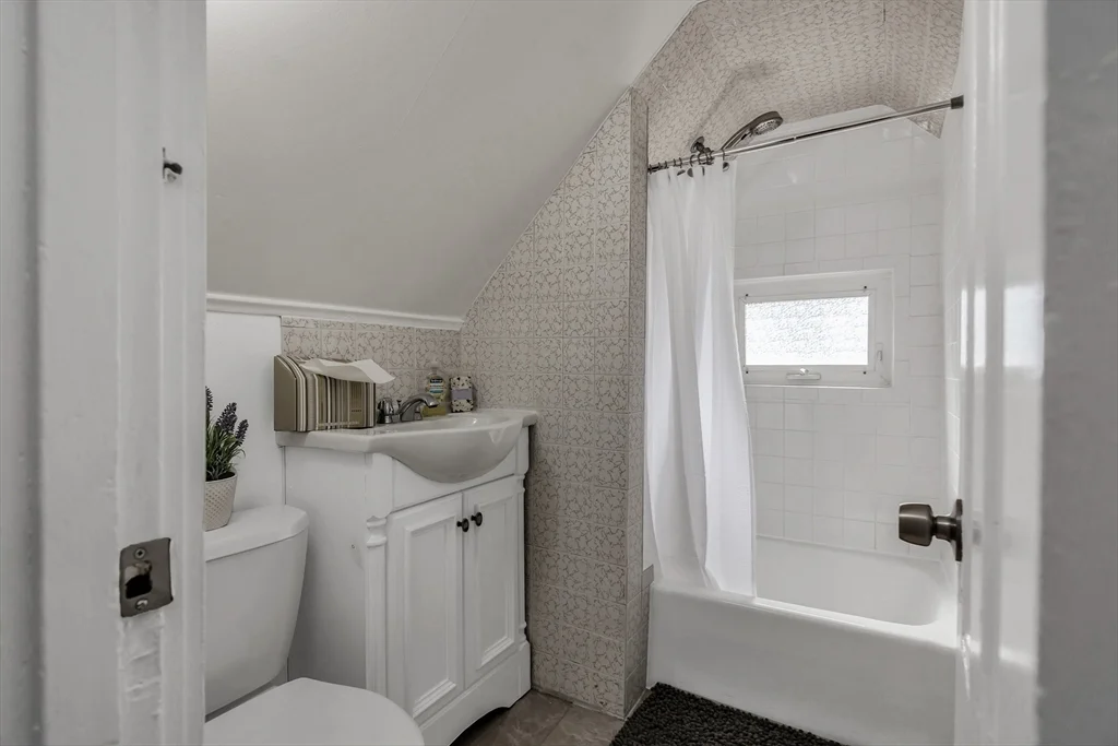 553 Main St, Medford