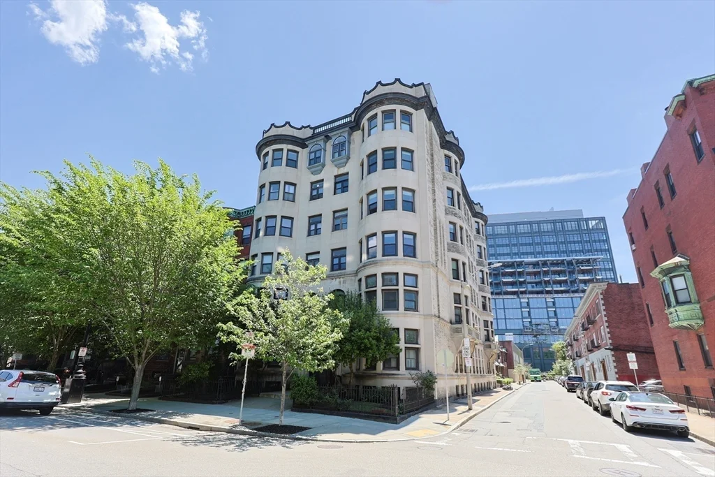 857 Beacon St, Fenway