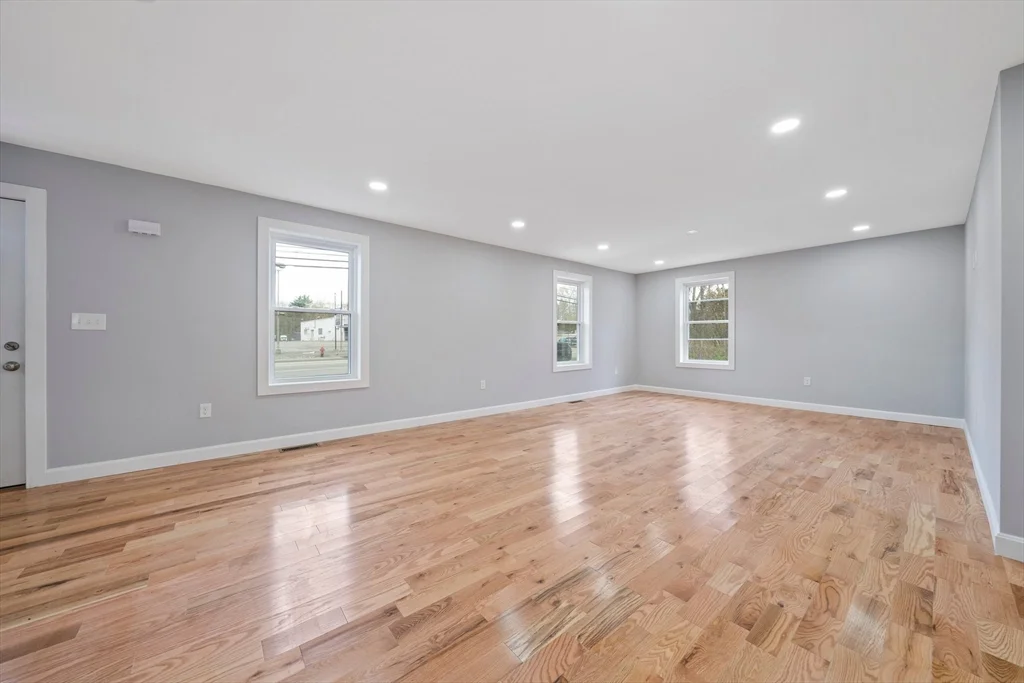 13 Broadway, Raynham Center