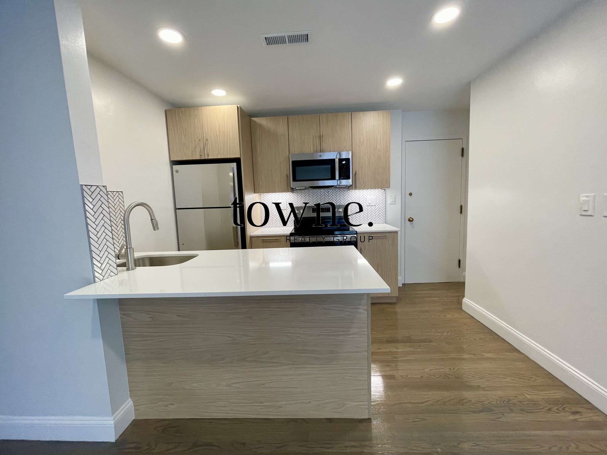 320 Hammond Pond Pkwa, Chestnut Hill