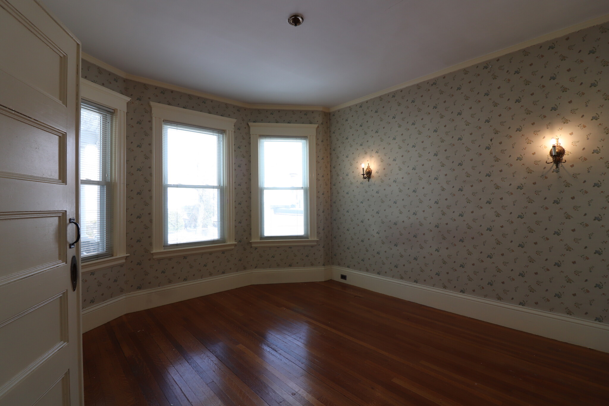 3 bed, 2 bath apartment for rent at 582 Cambridge St Unit 1, Allston — photo 4 of 10