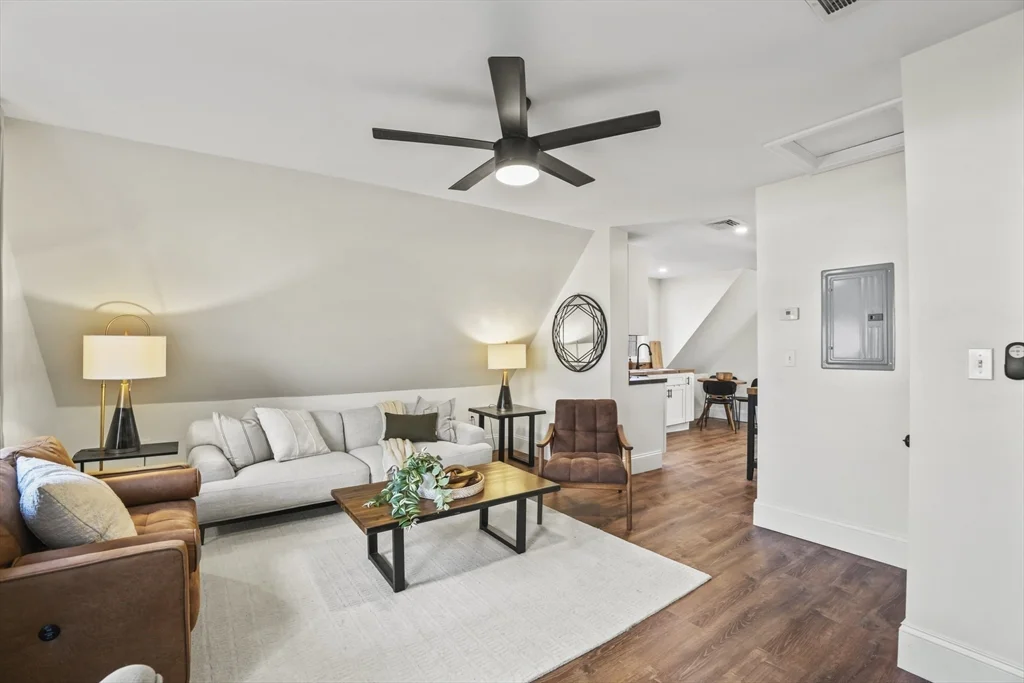 1142 Washington St, Whitman